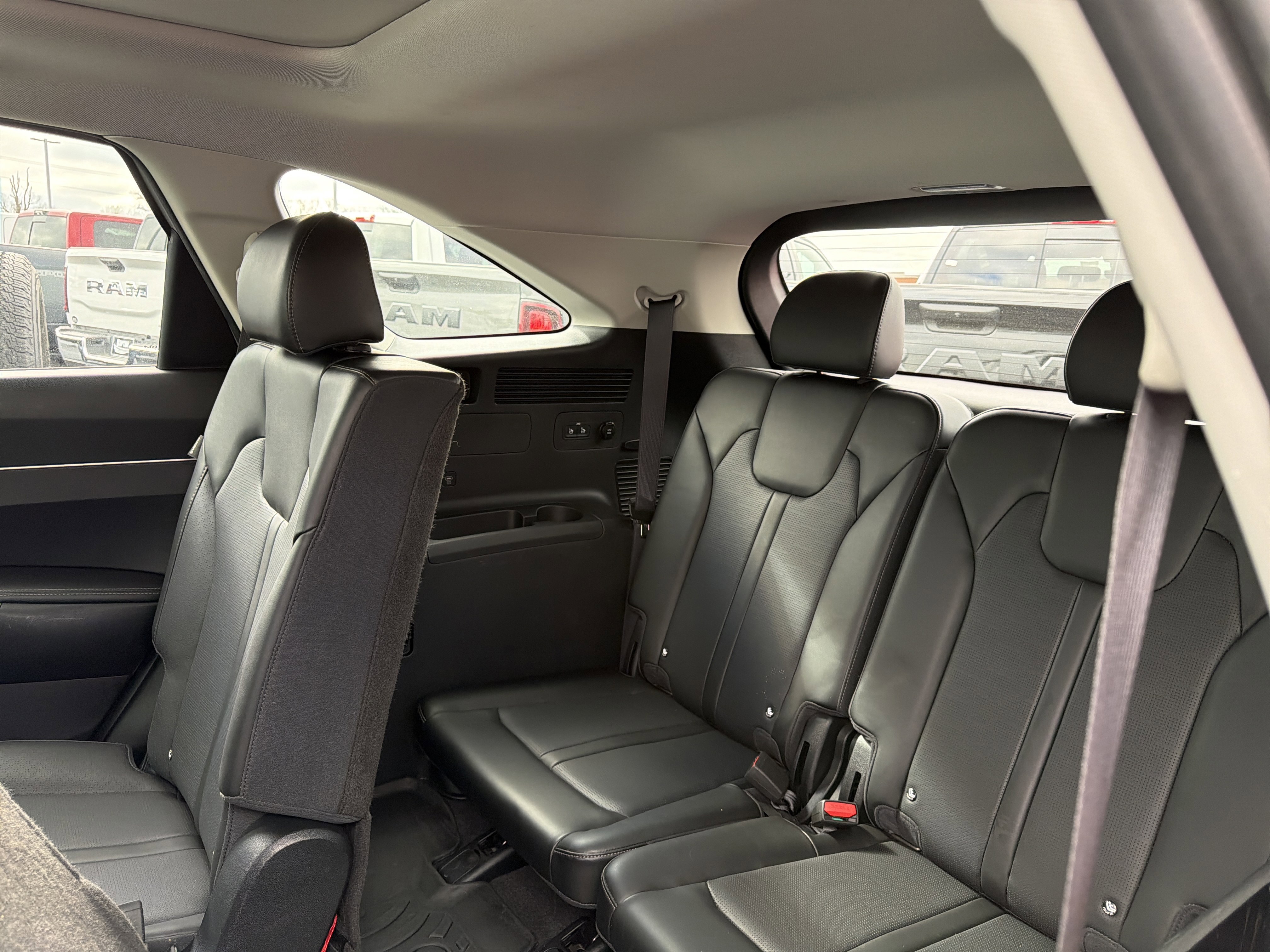 Used 2024 Kia Sorento S w/ Panoramic Sunroof Package image 20