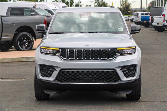 New 2025 Jeep Grand Cherokee Laredo image 6