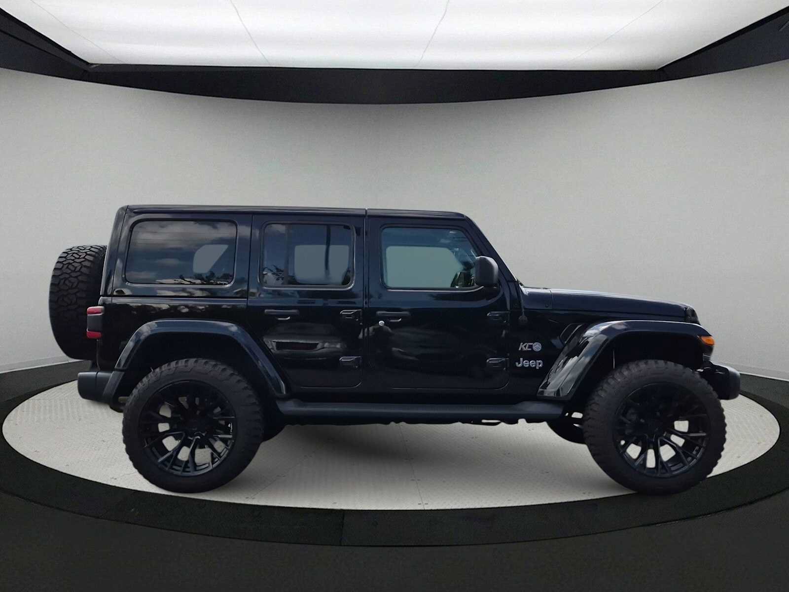 Used 2021 Jeep Wrangler Unlimited Sahara w/ Cold Weather Group AWD/4WD image 9