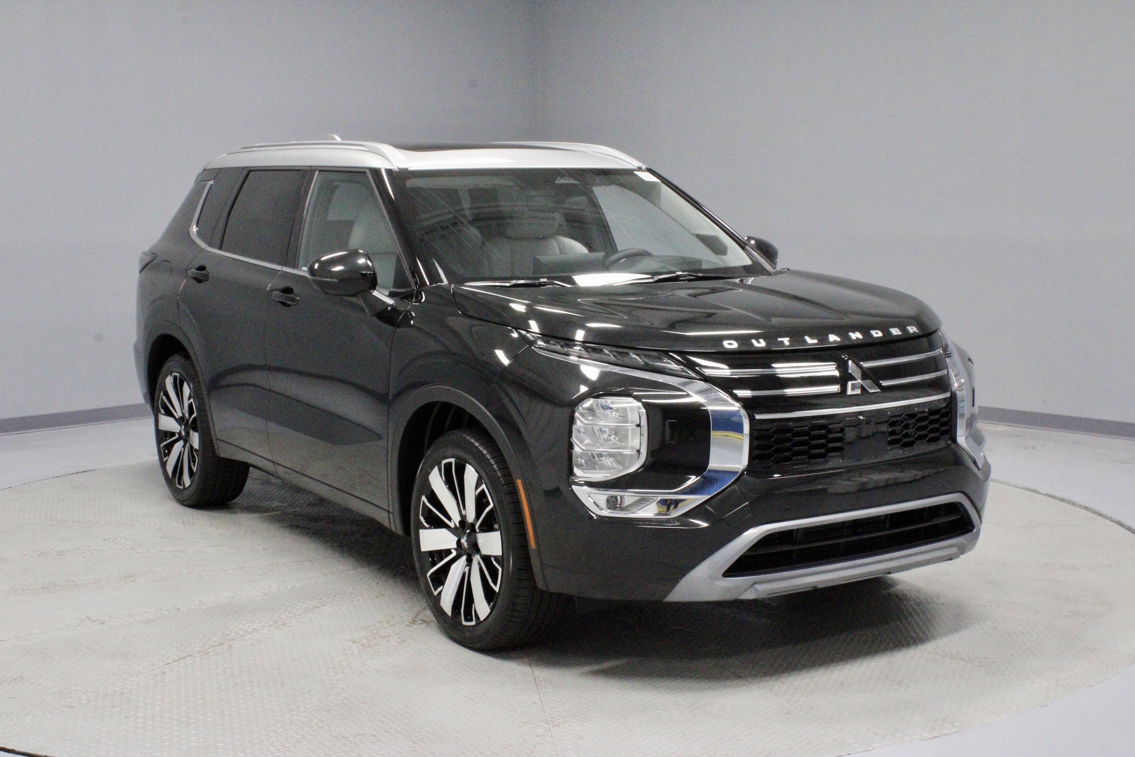 New 2025 Mitsubishi Outlander AWD image 2