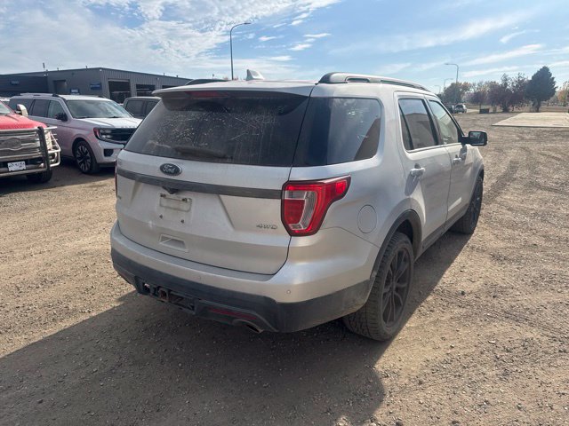 Used 2017 Ford Explorer XLT w/ Equipment Group 202A AWD/4WD image 11