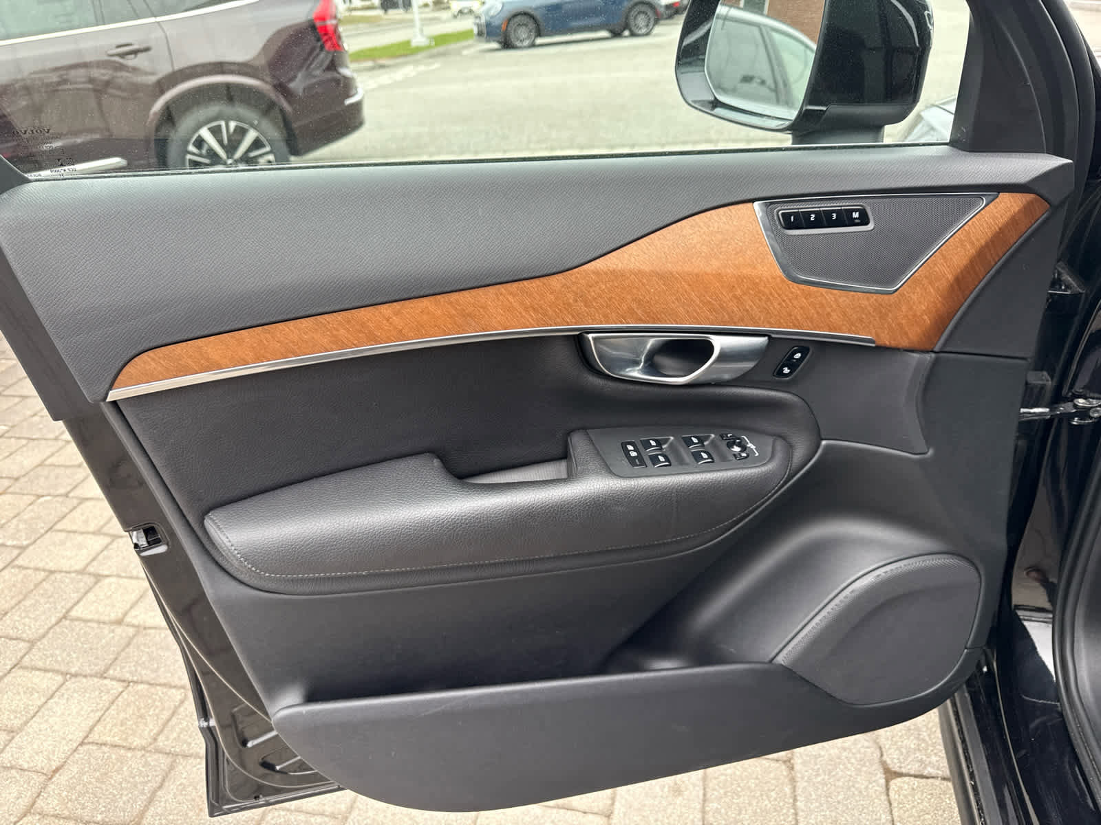 Used 2021 Volvo XC90 T6 Momentum image 5