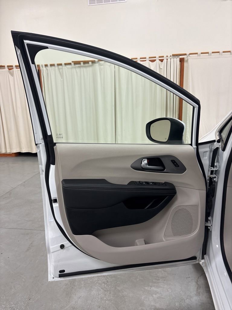 Used 2023 Chrysler Pacifica Touring-L FWD image 18