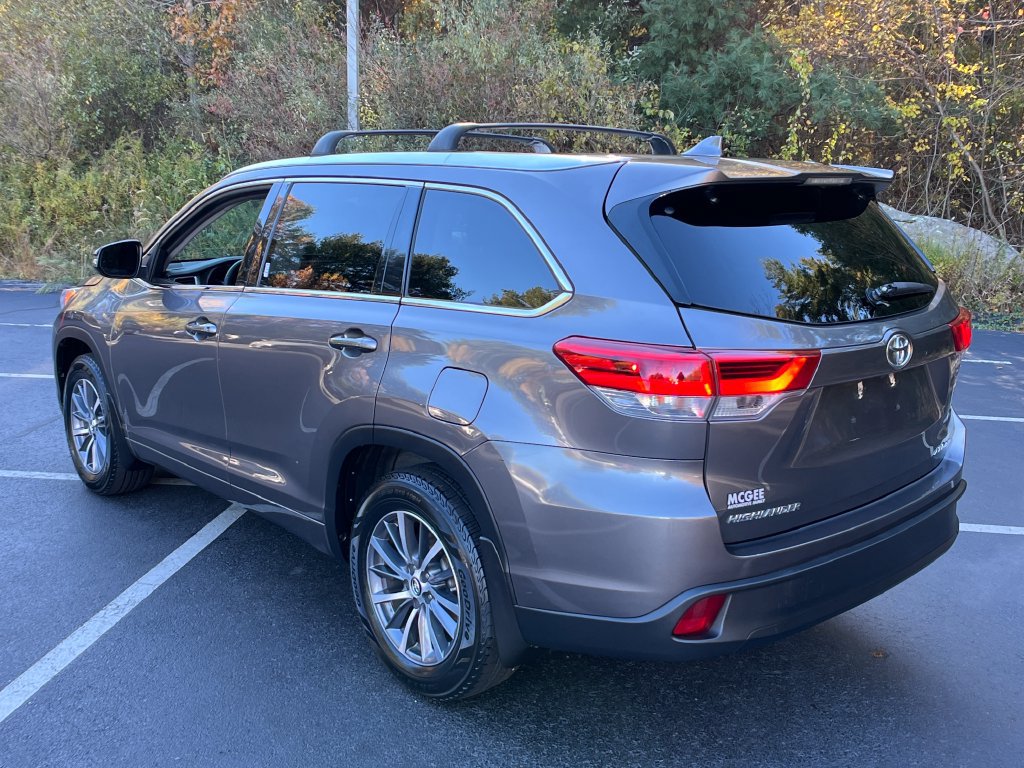 Used 2017 Toyota Highlander XLE w/ Carpet Mat Package AWD/4WD image 3
