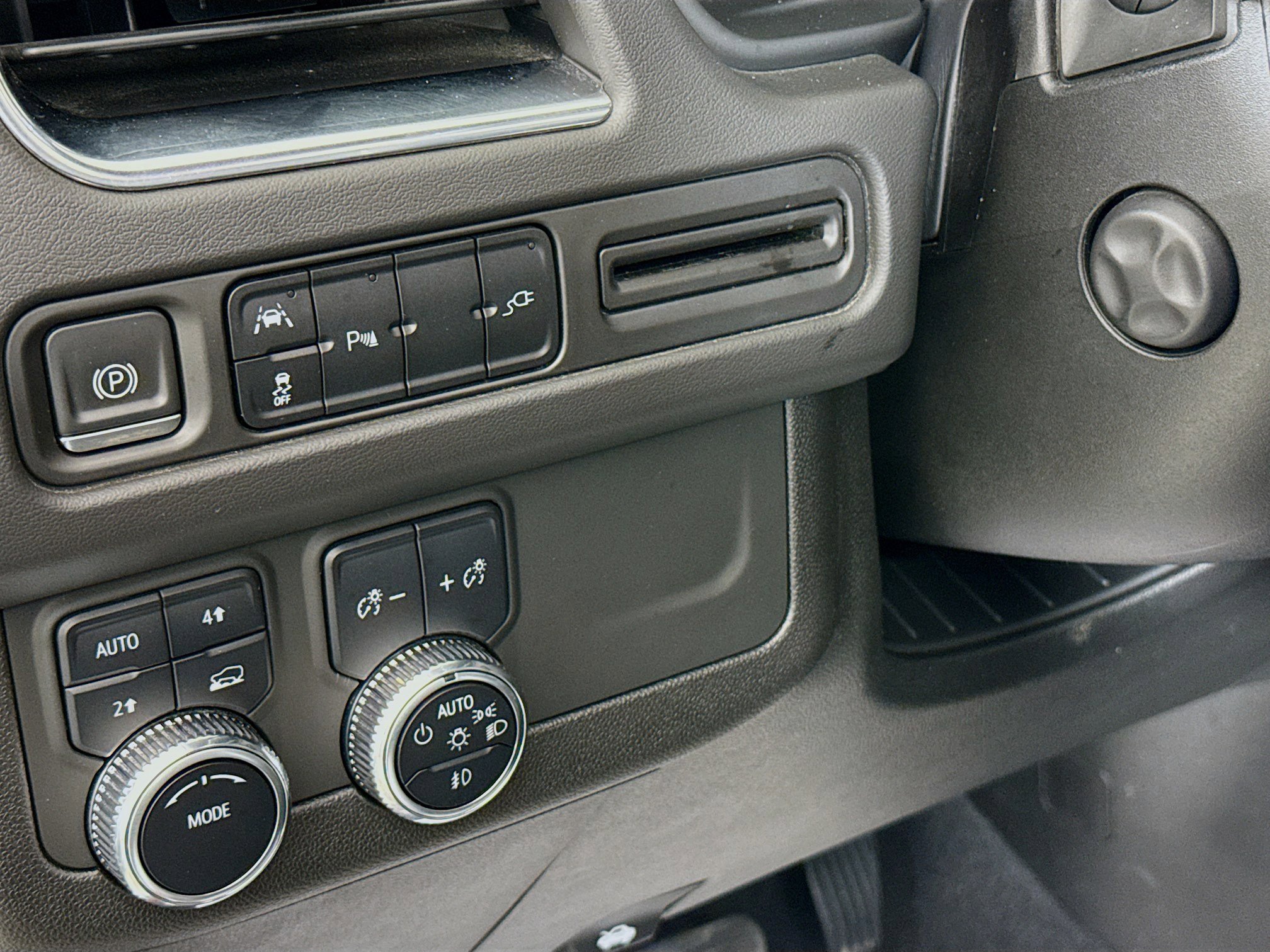 Used 2021 GMC Yukon SLT w/ SLT Premium Package image 10