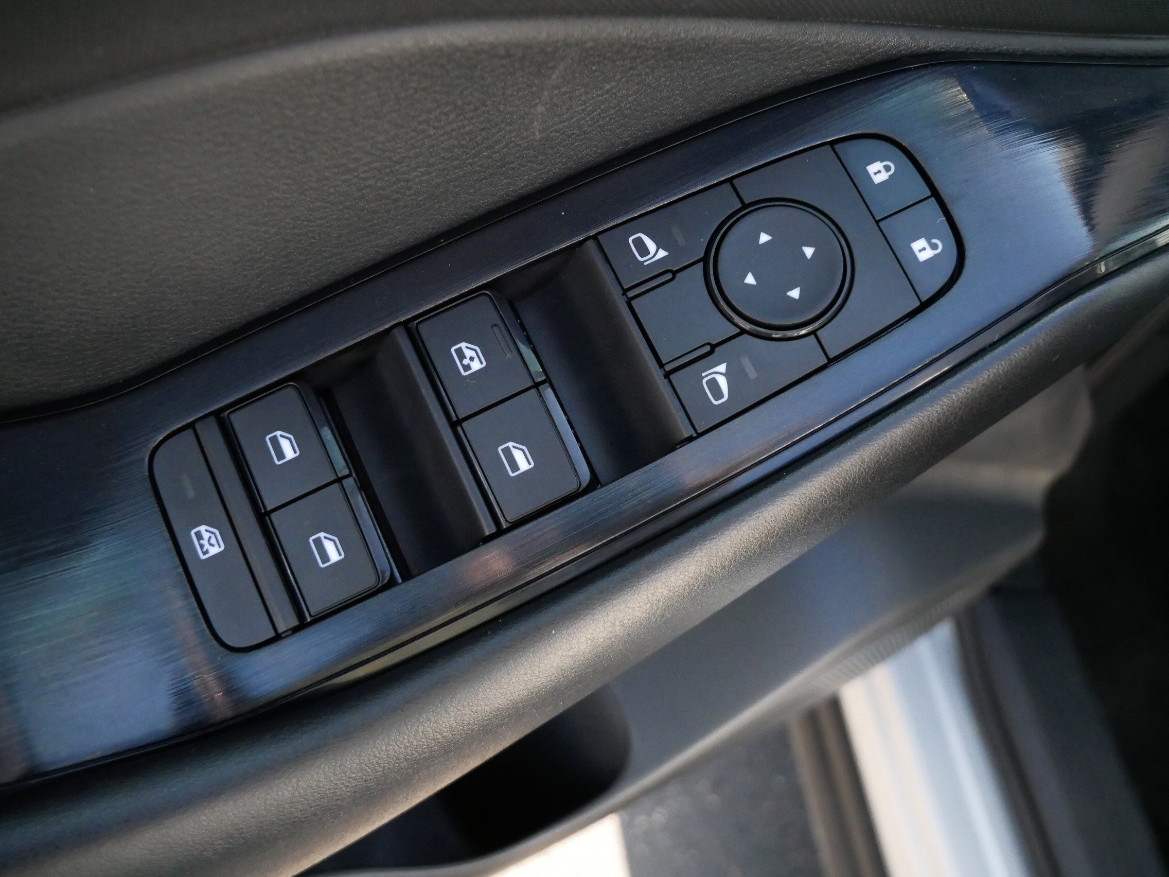 Used 2024 Nissan Rogue S image 19