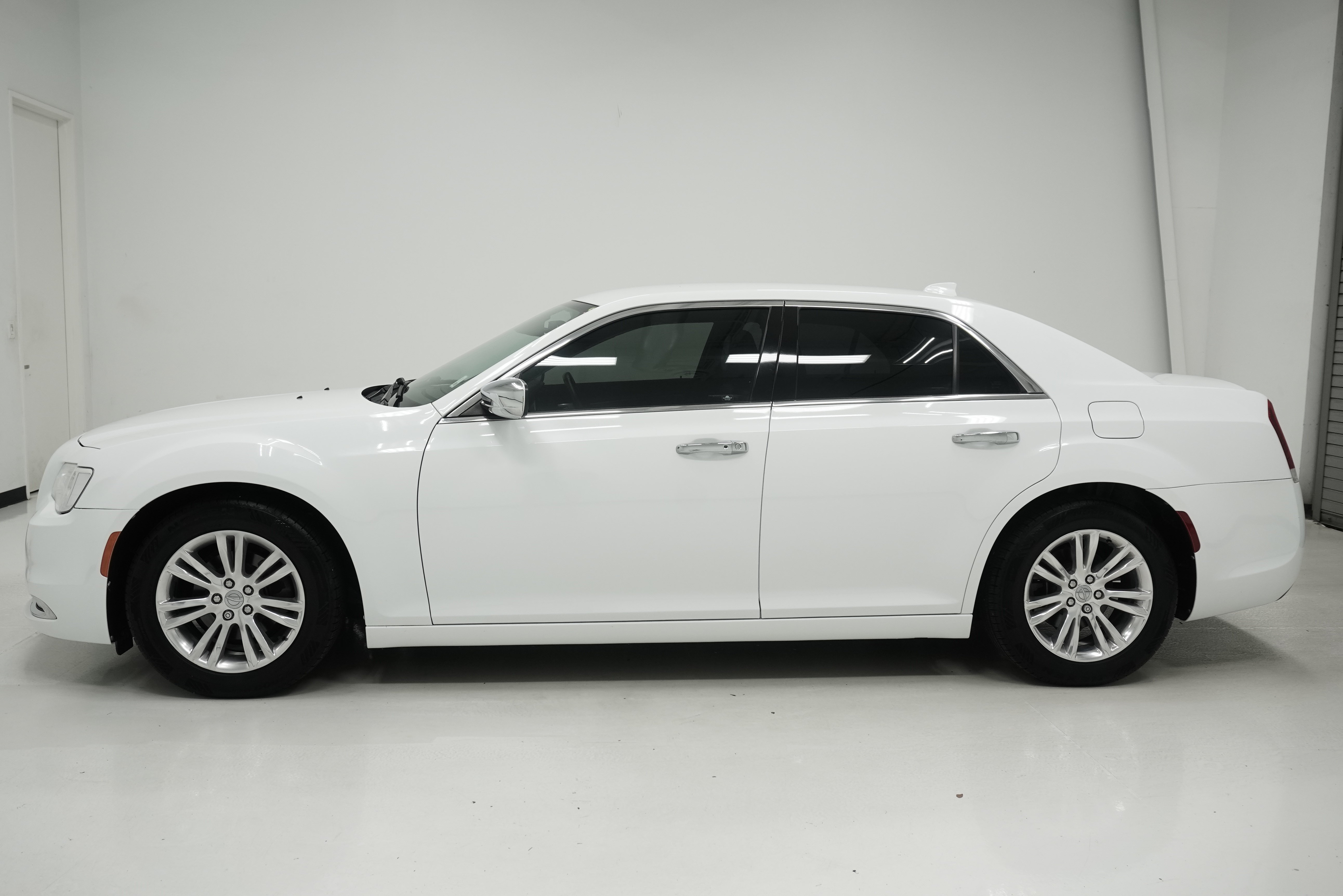 Used 2017 Chrysler 300 Limited w/ Driver Convenience Group RWD image 7