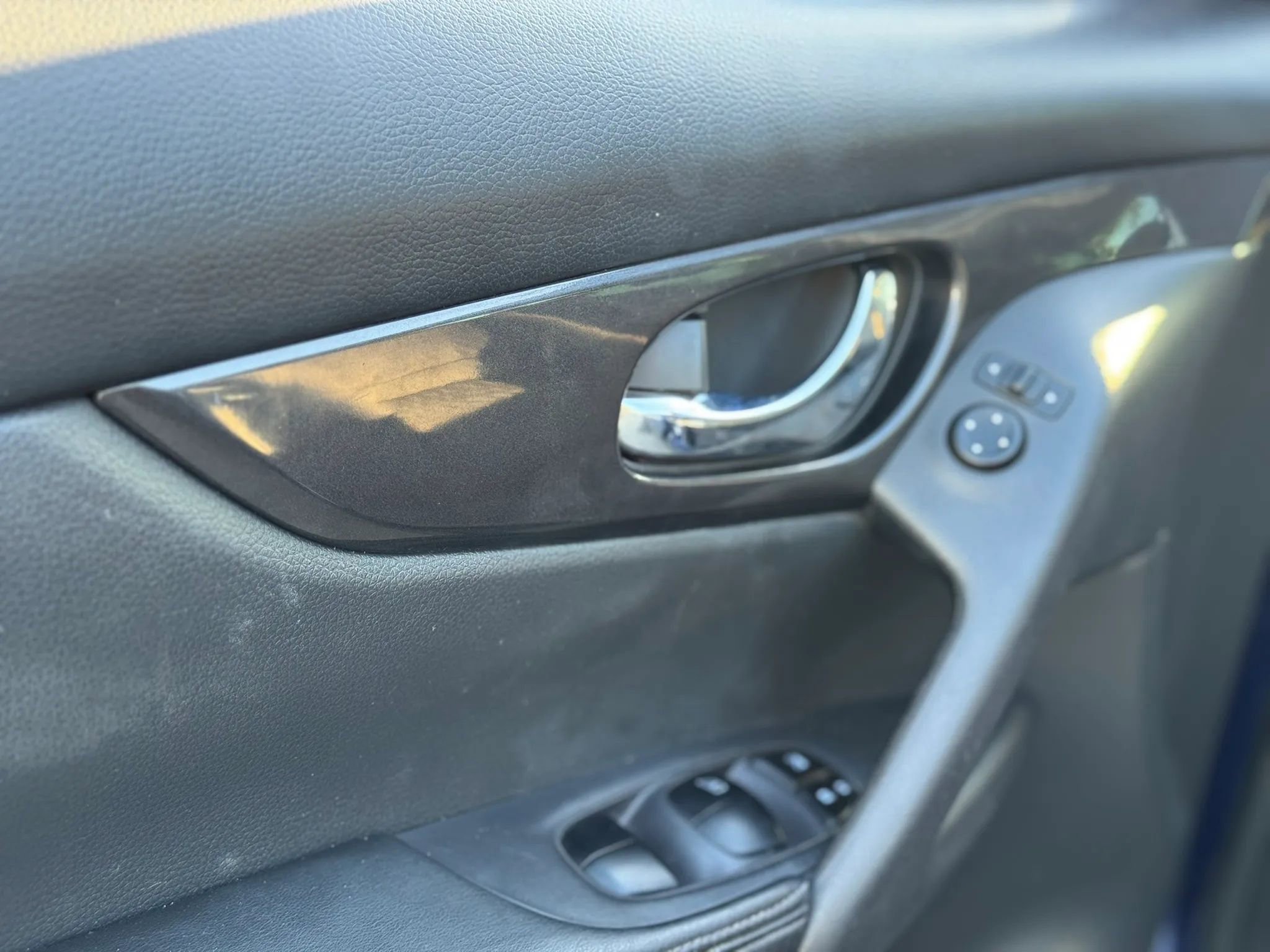 Used 2018 Nissan Rogue S image 11