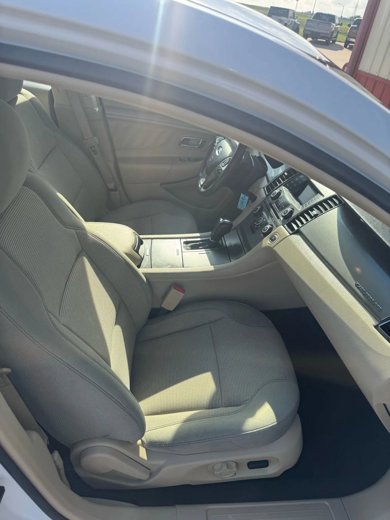 Used 2016 Ford Taurus SEL image 17