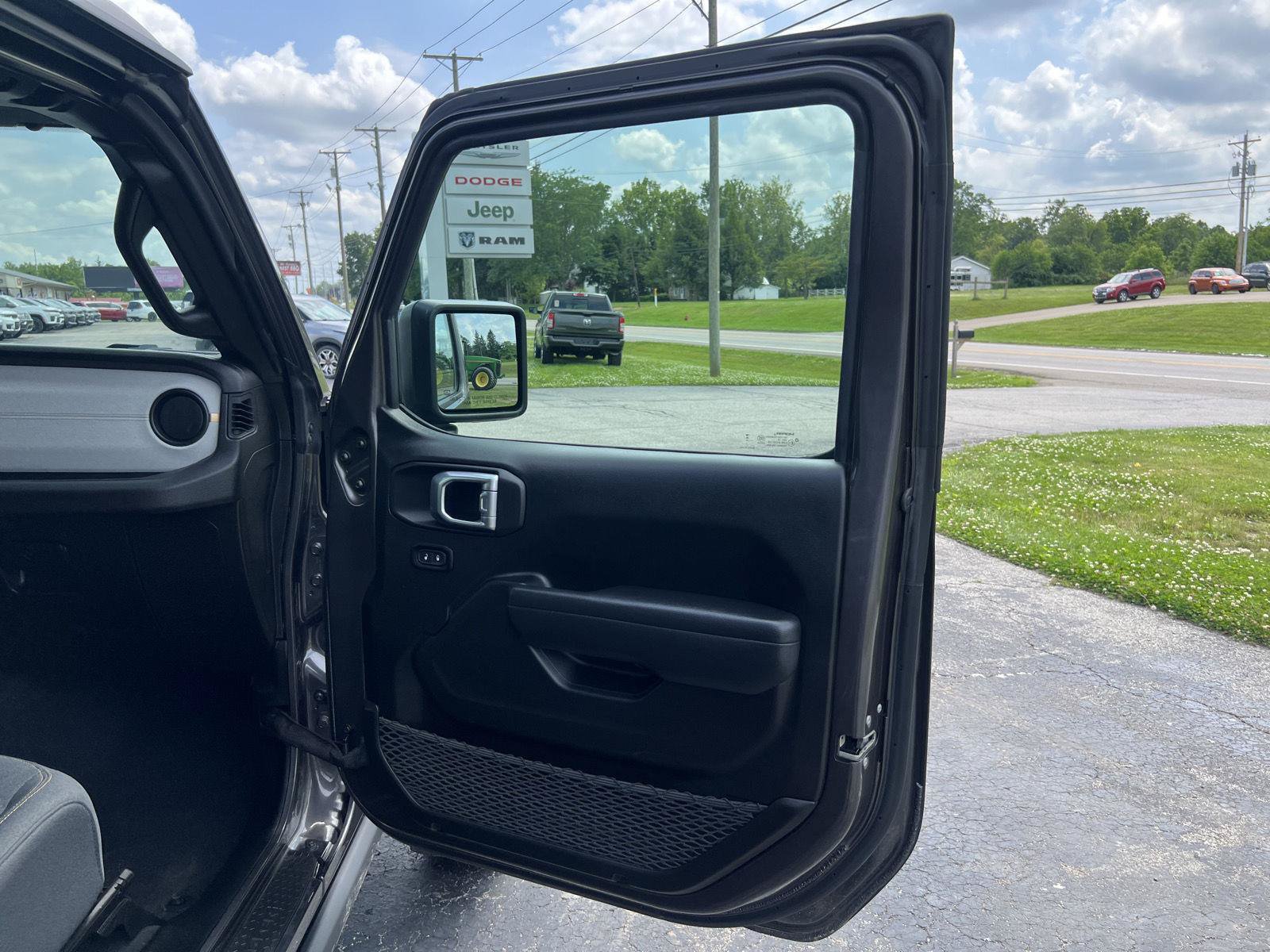 Used 2025 Jeep Wrangler Unlimited Sport AWD/4WD image 32