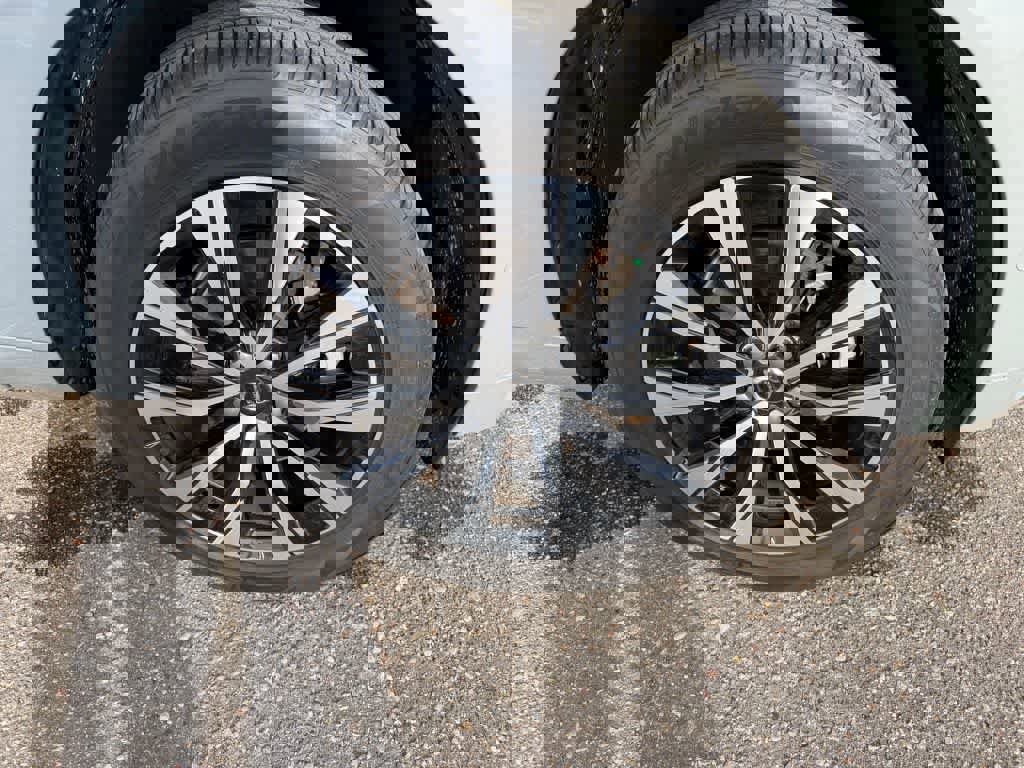 Used 2024 Volvo XC60 B5 Plus w/ Protection Package Premier image 12