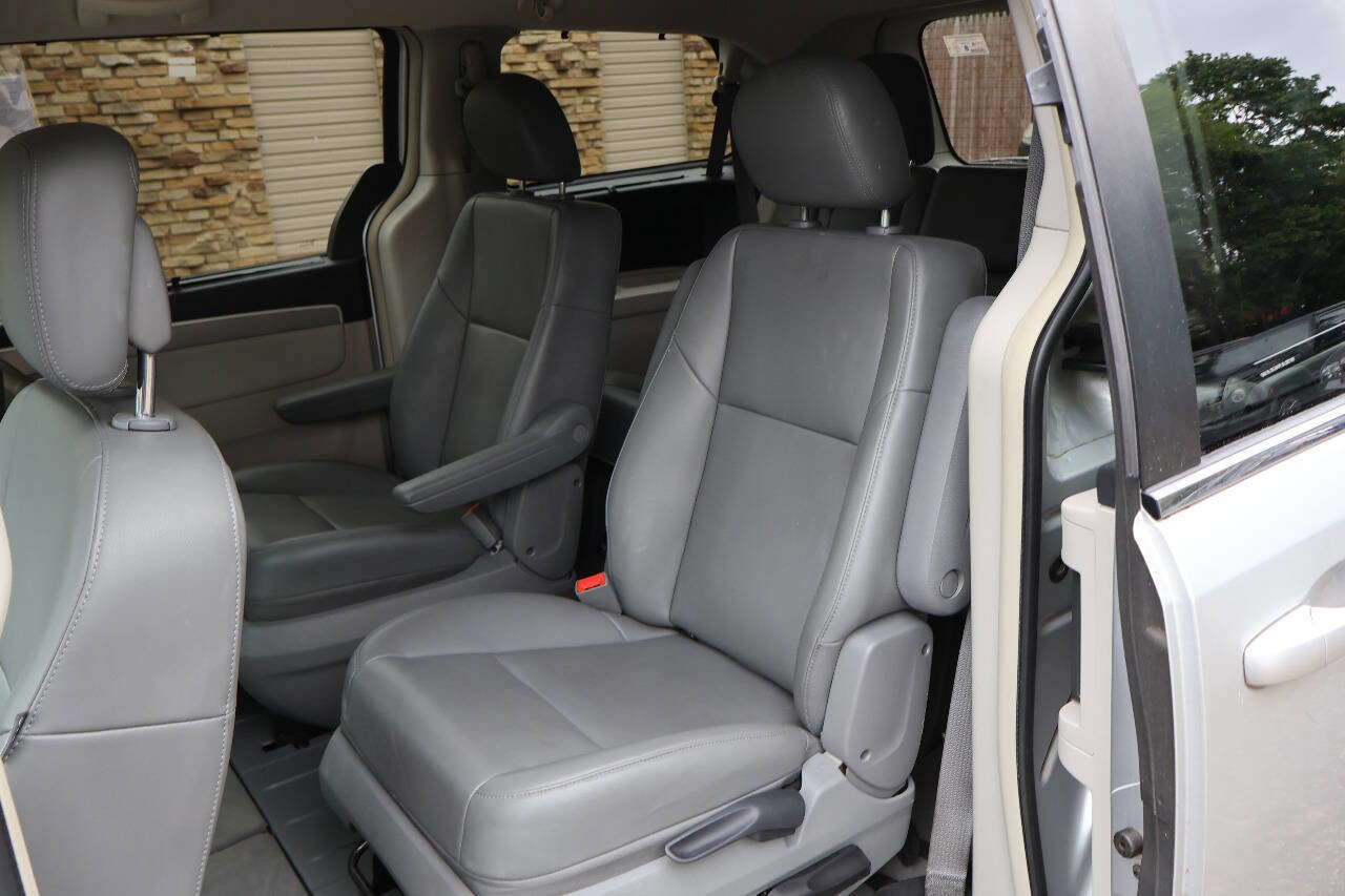 Used 2011 Volkswagen Routan SE FWD image 20