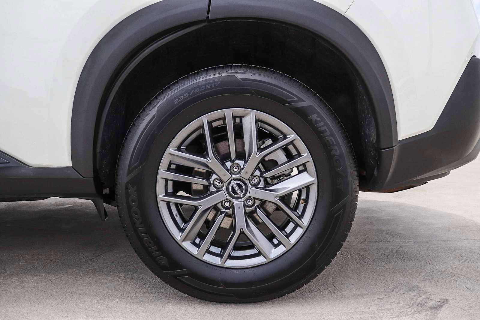 Used 2023 Nissan Rogue S AWD/4WD image 10