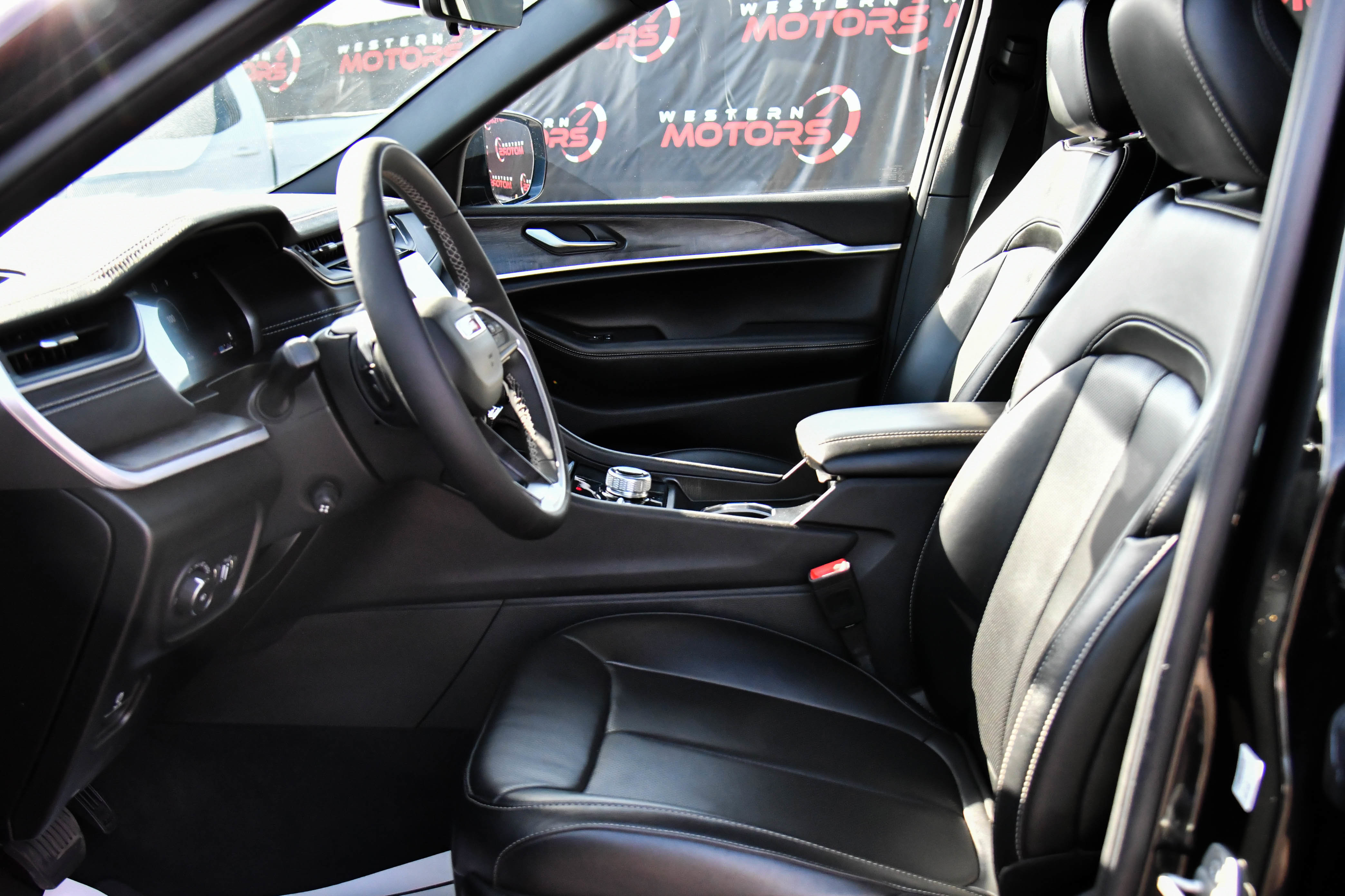 Used 2024 Jeep Grand Cherokee L Limited w/ Luxury Tech Group II image 18