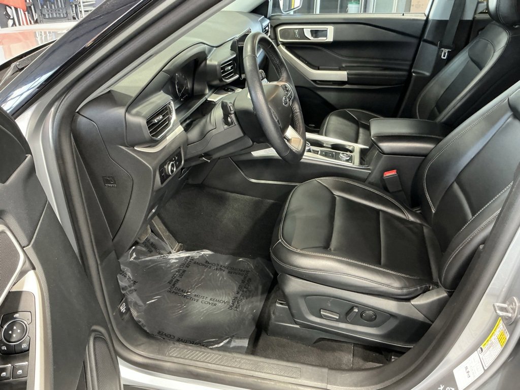 Used 2023 Ford Explorer XLT w/ Equipment Group 202A image 3
