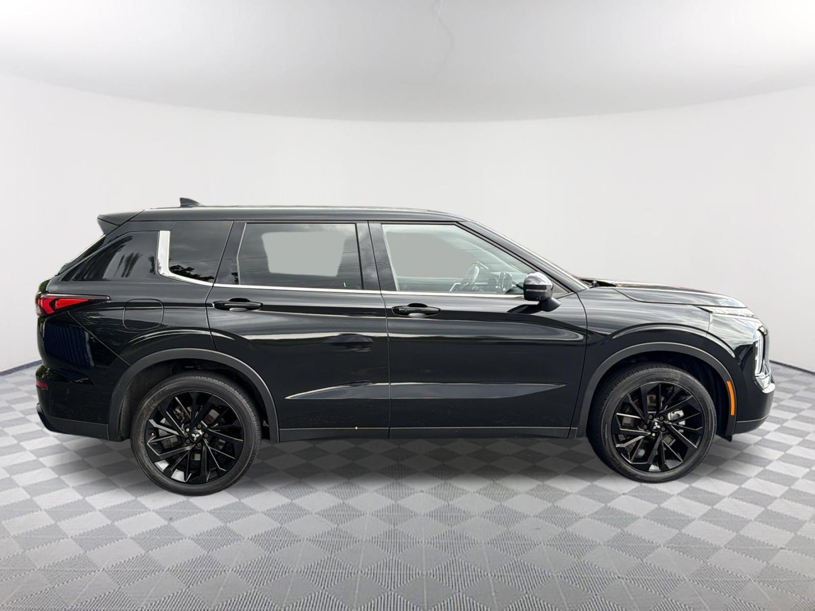 Used 2023 Mitsubishi Outlander SE FWD image 4