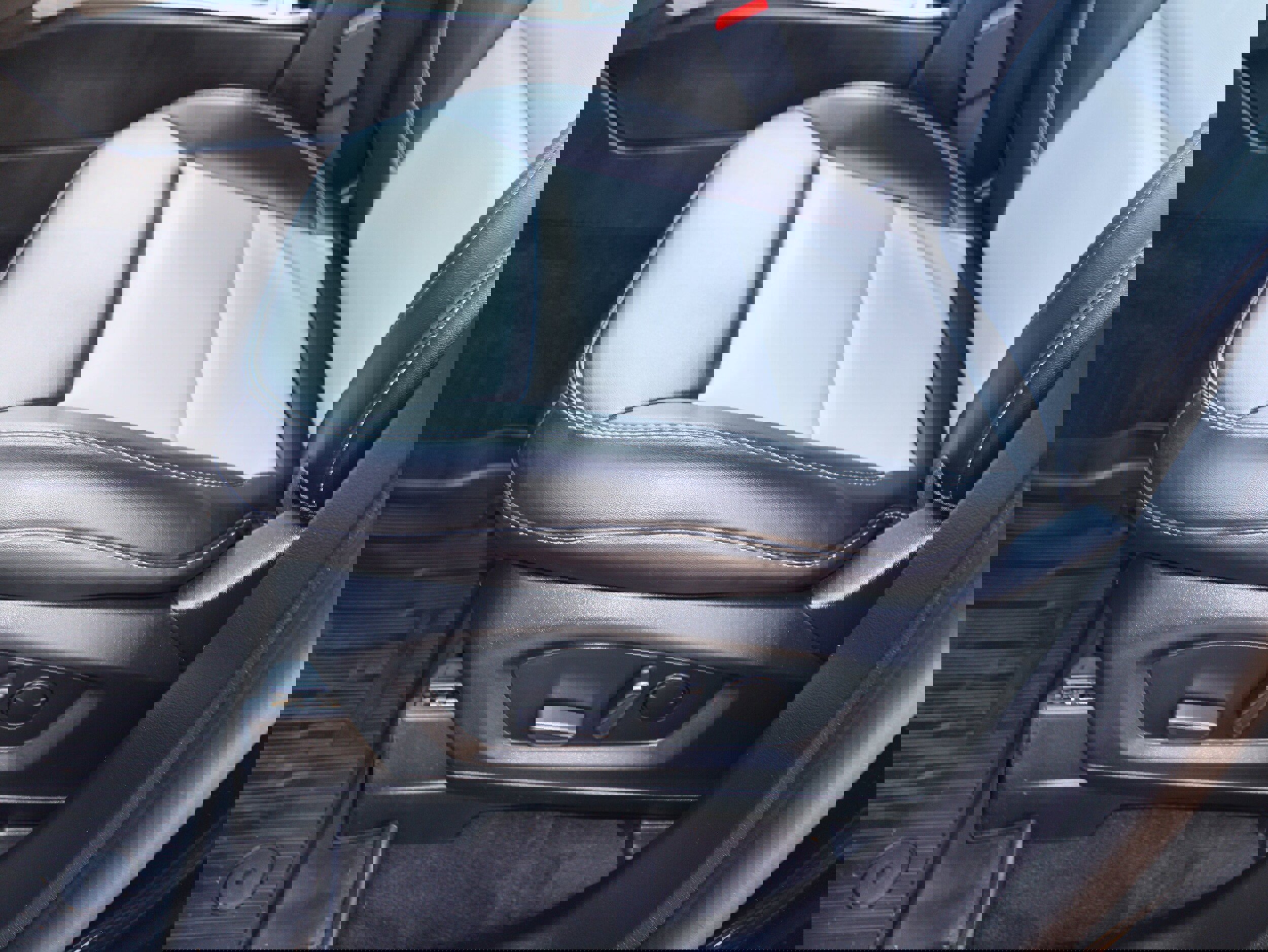 Used 2023 Ford Explorer XLT w/ Equipment Group 202A image 13