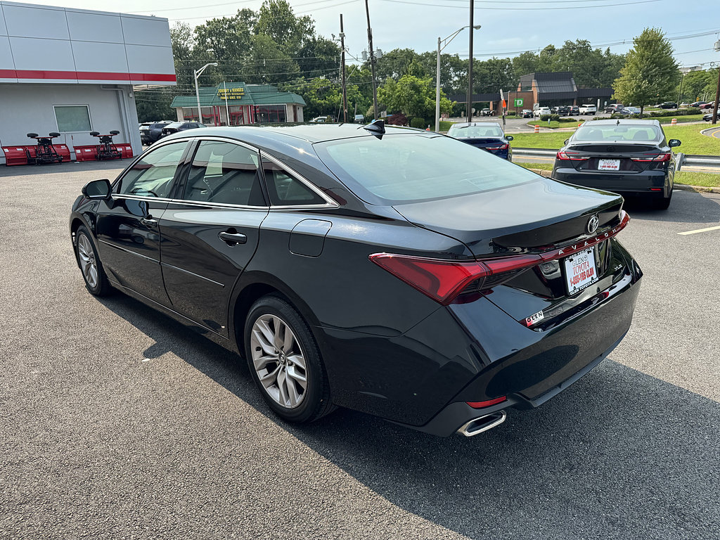 Used 2019 Toyota Avalon XLE w/ Moonroof Package FWD image 7