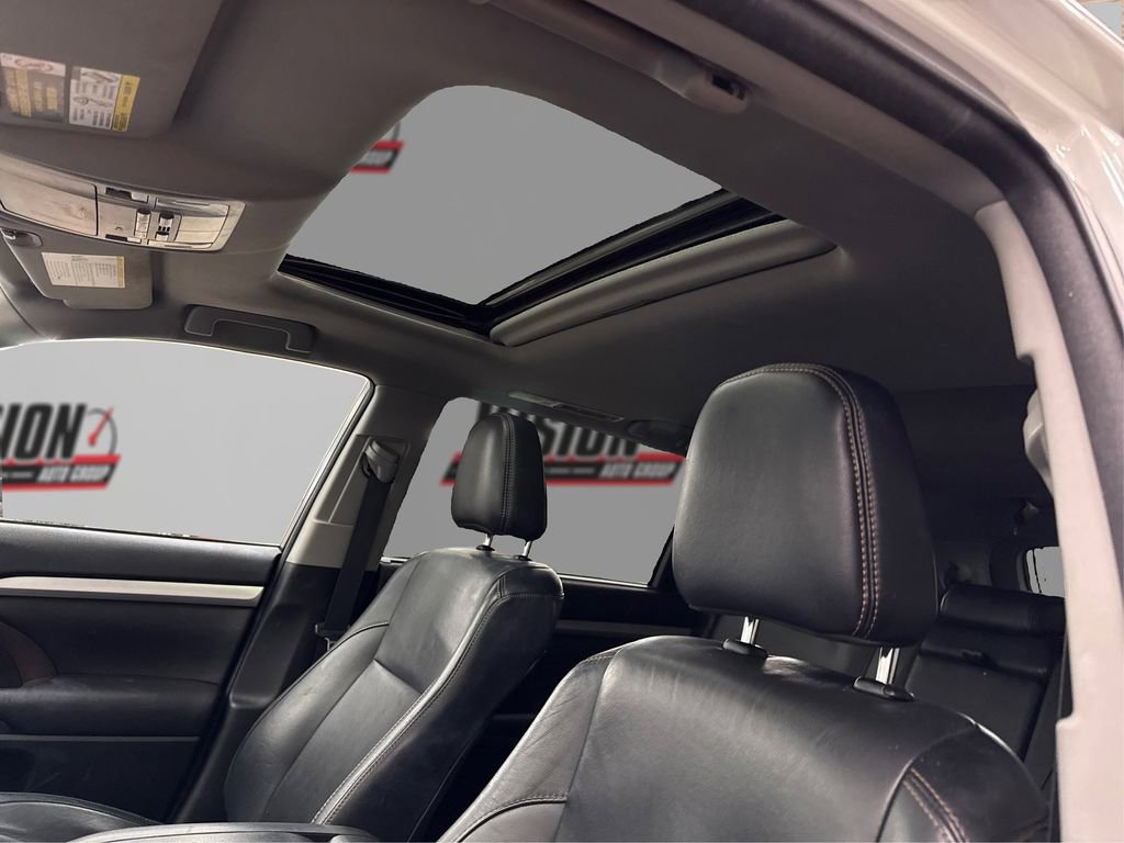Used 2017 Toyota Highlander XLE w/ Carpet Mat Package image 21