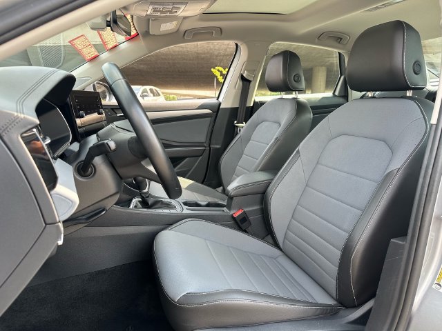 Used 2025 Volkswagen Jetta SE FWD image 10