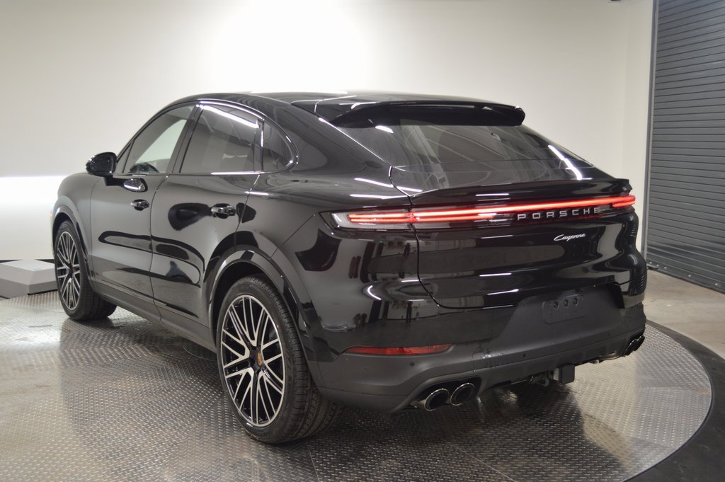 Certified 2025 Porsche Cayenne Coupe image 3
