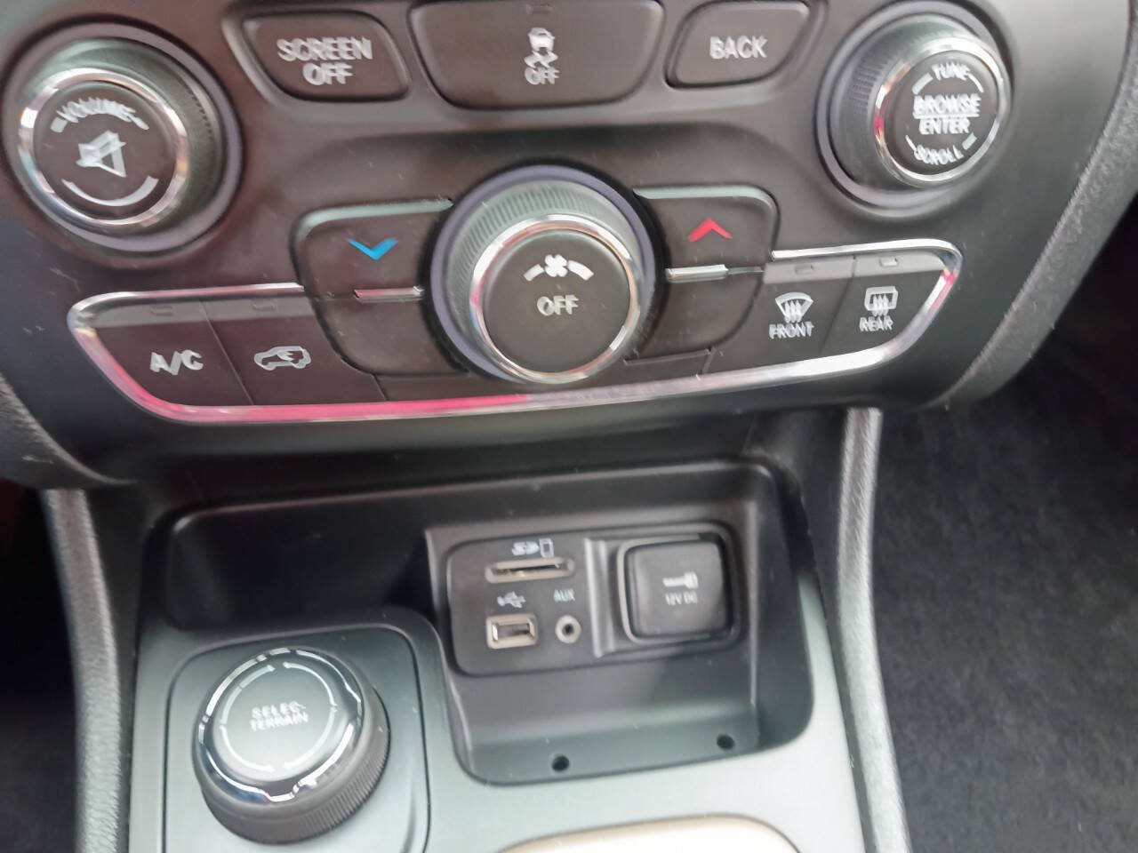 Used 2018 Jeep Cherokee Latitude w/ Cold Weather Group AWD/4WD image 16