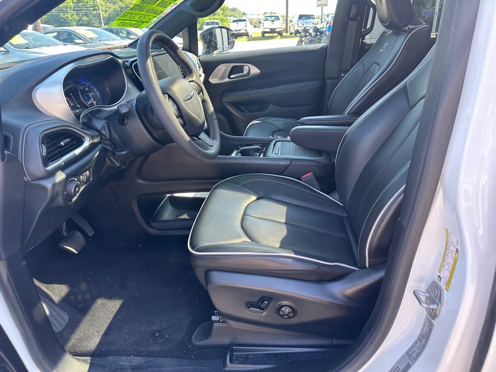 Used 2025 Chrysler Pacifica Limited FWD image 11