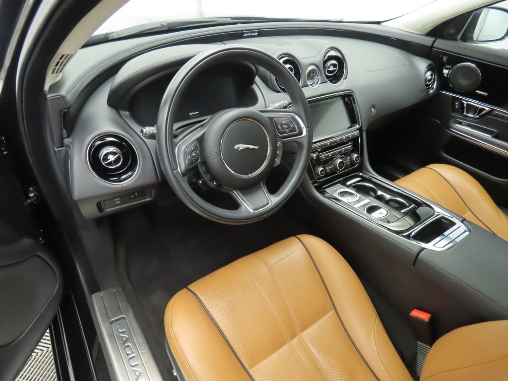 Used 2019 Jaguar XJ R-Sport image 9