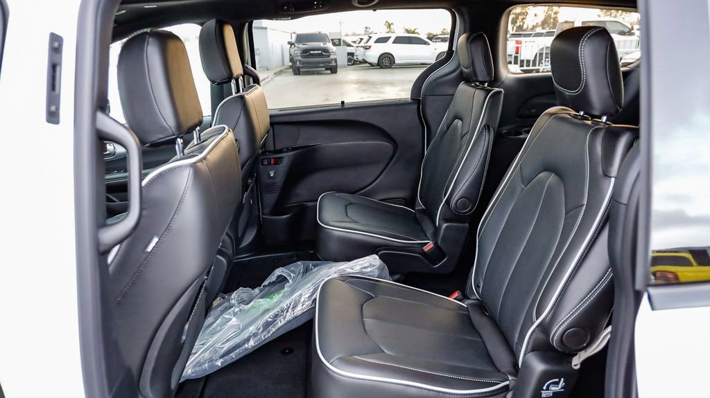 New 2026 Chrysler Pacifica Limited w/ S Appearance Package FWD image 23