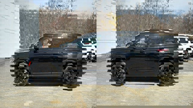 Certified 2024 Jeep Grand Cherokee Limited w/ Black Appearance Package AWD/4WD image 4