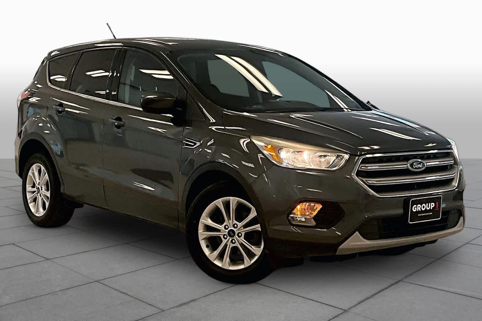 Used 2017 Ford Escape SE FWD image 2