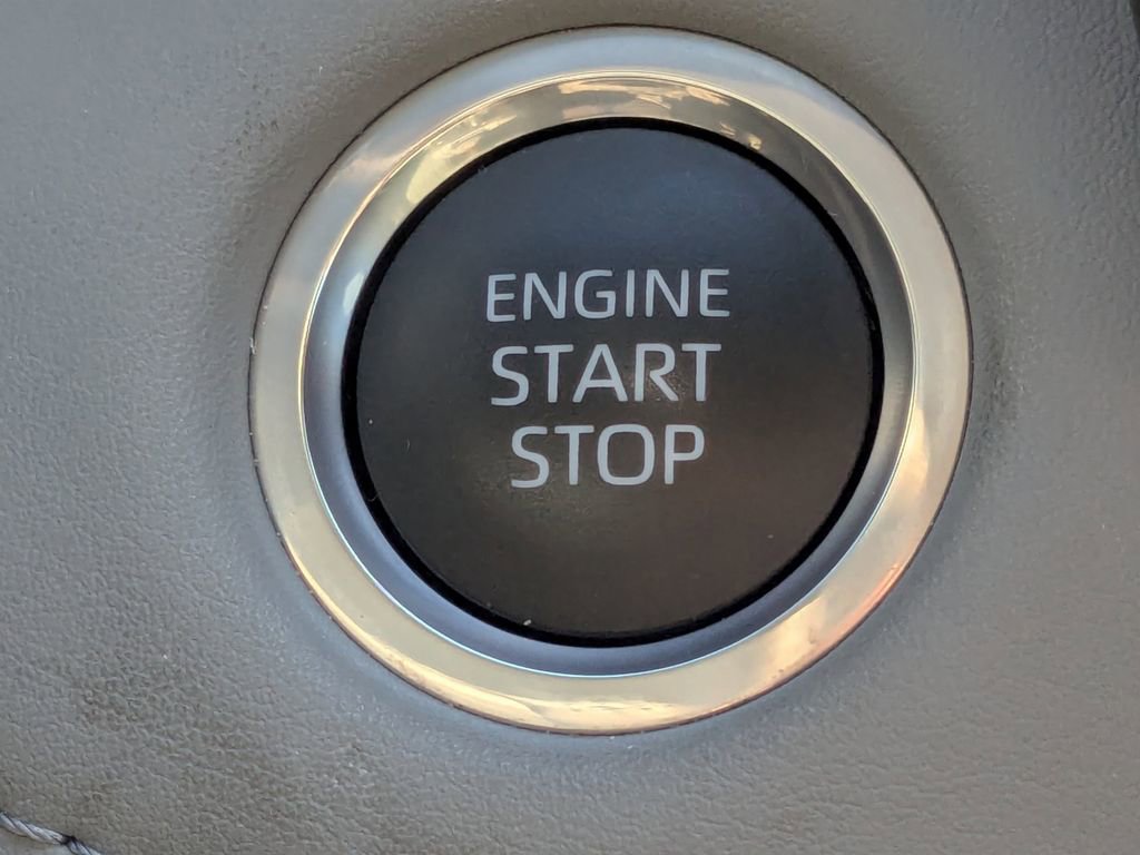 Used 2024 Toyota Highlander Limited image 18