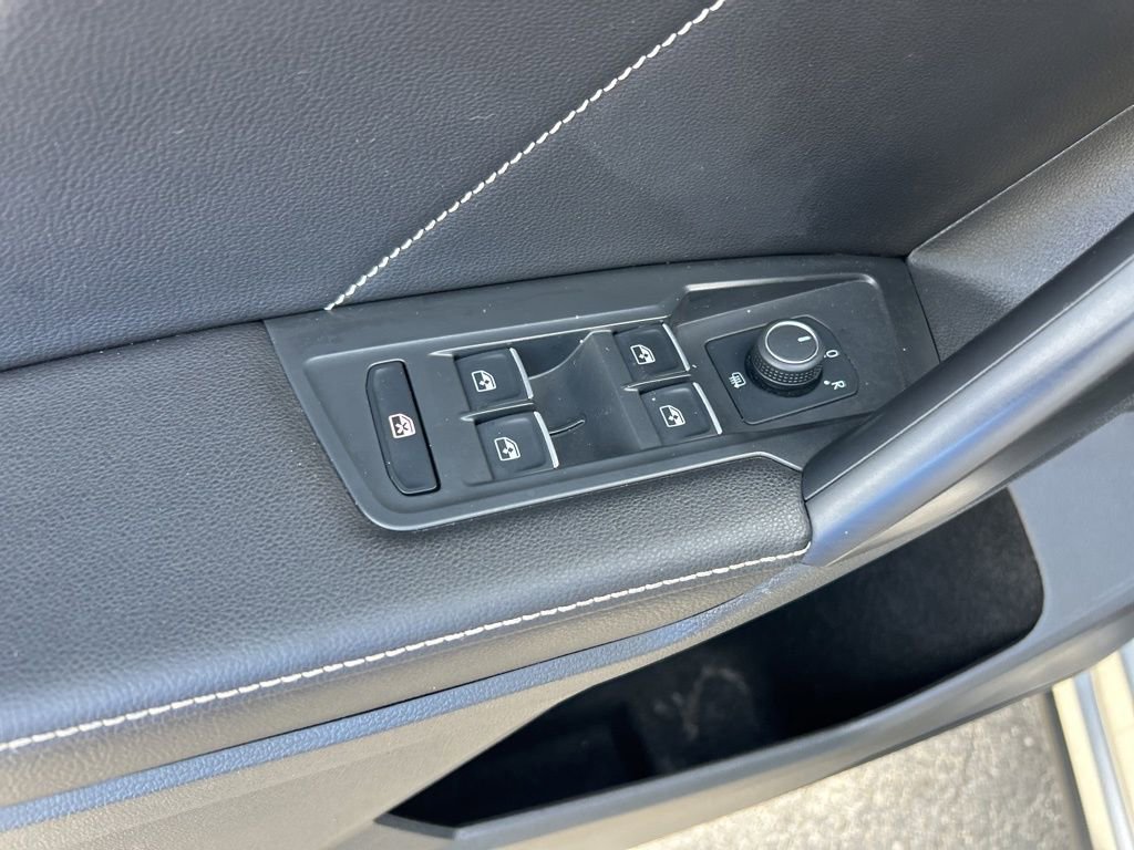 Used 2023 Volkswagen Tiguan SE R-Line image 34