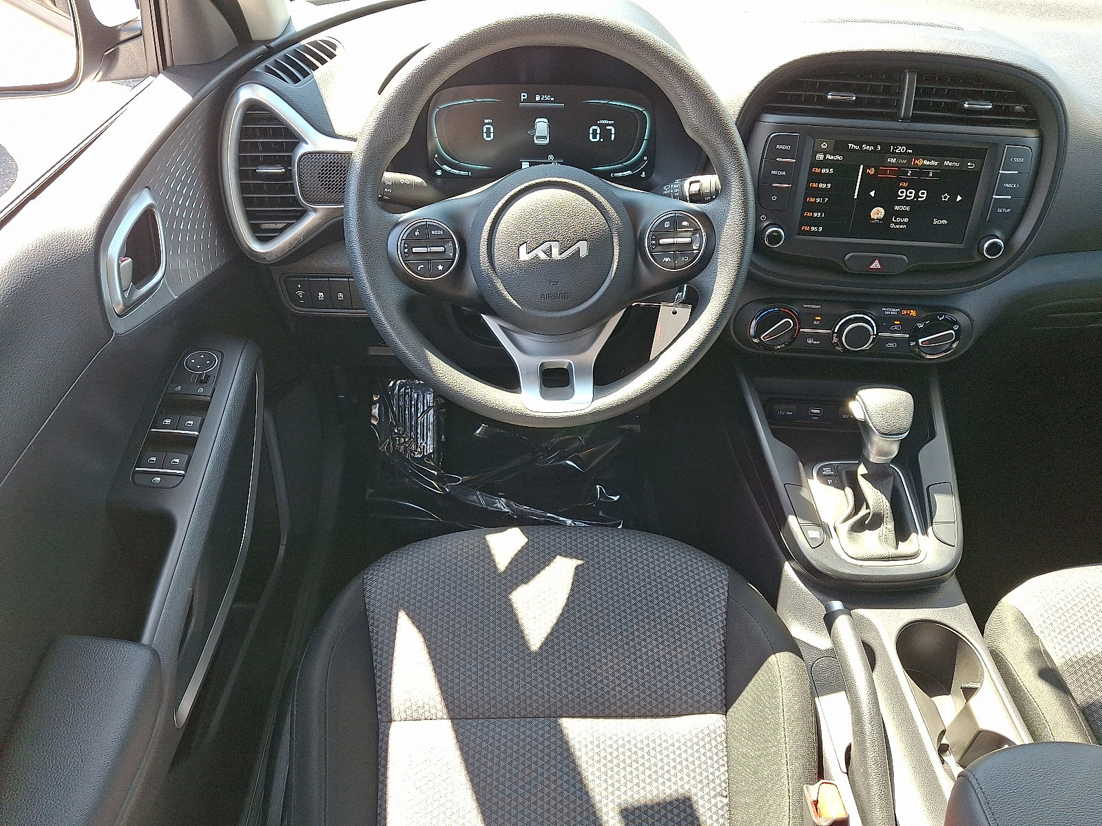 Used 2025 Kia Soul LX w/ LX Technology Package FWD image 13