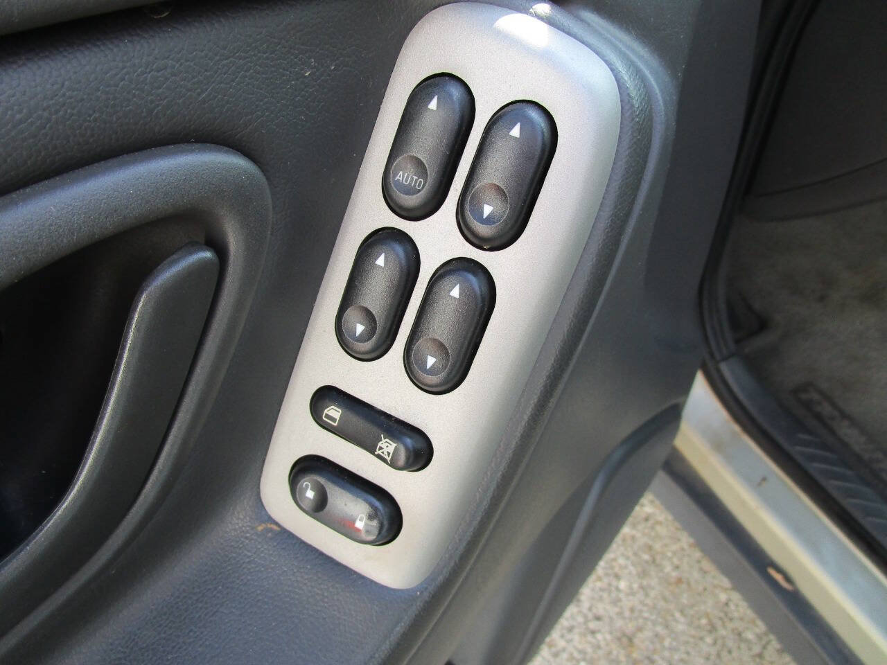Used 2006 MAZDA Tribute I FWD image 11
