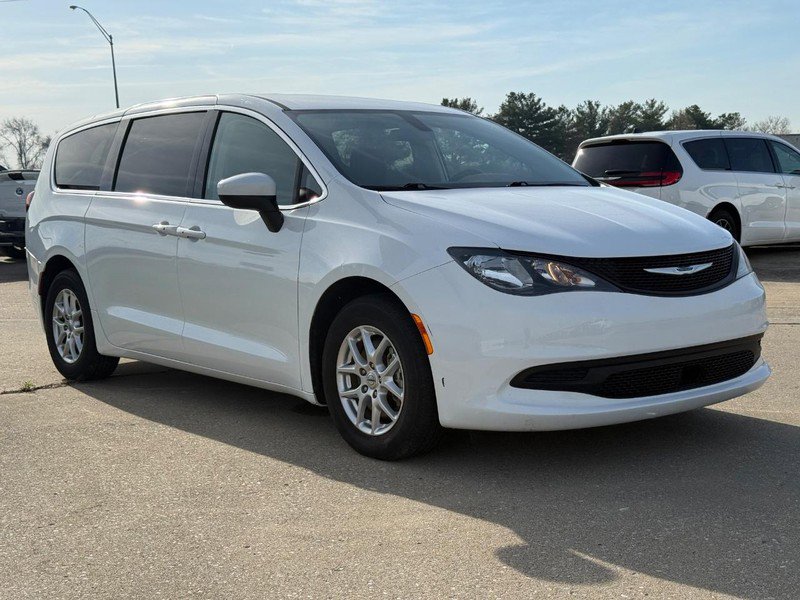 Used 2022 Chrysler Voyager LX image 8