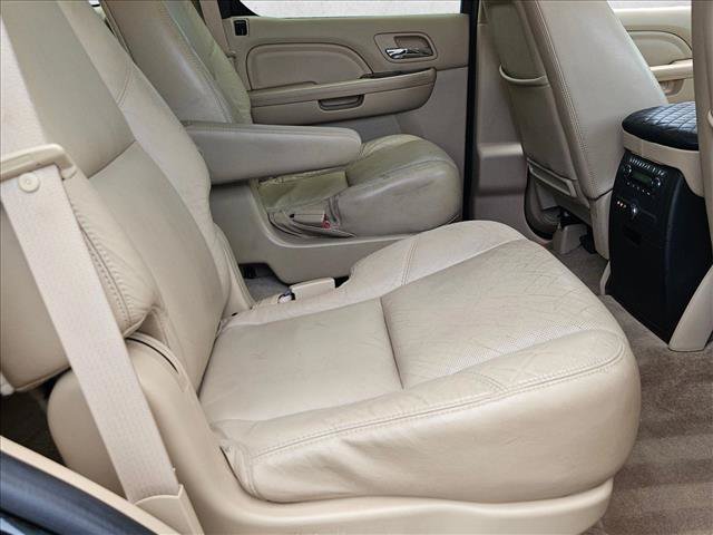Used 2011 Cadillac Escalade Luxury RWD image 21