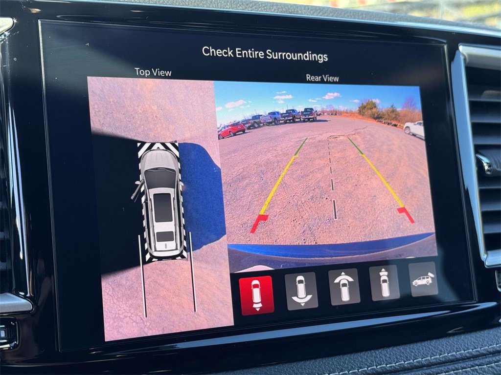 Used 2025 Chrysler Pacifica Select image 18