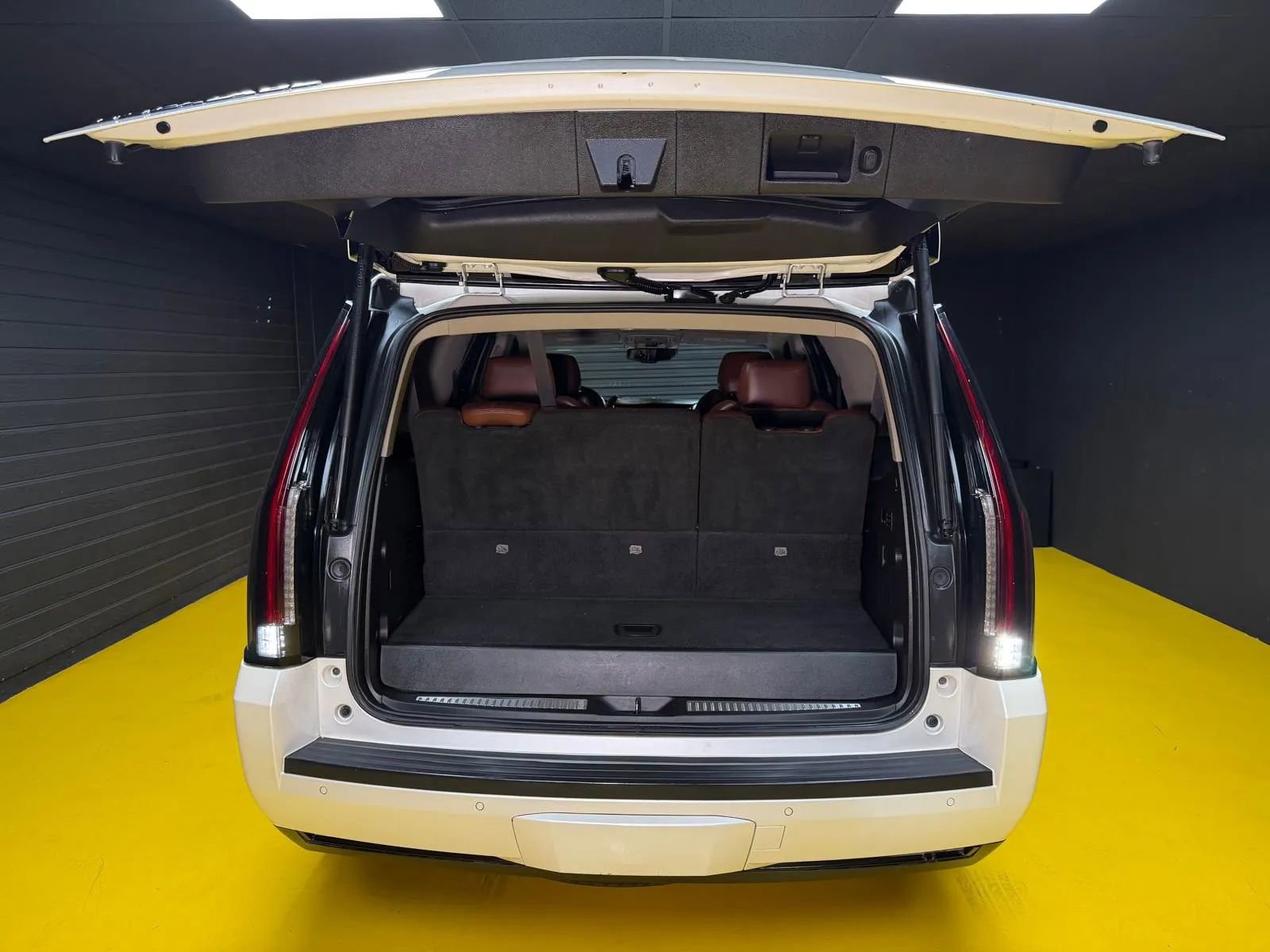 Used 2015 Cadillac Escalade Premium AWD/4WD image 12