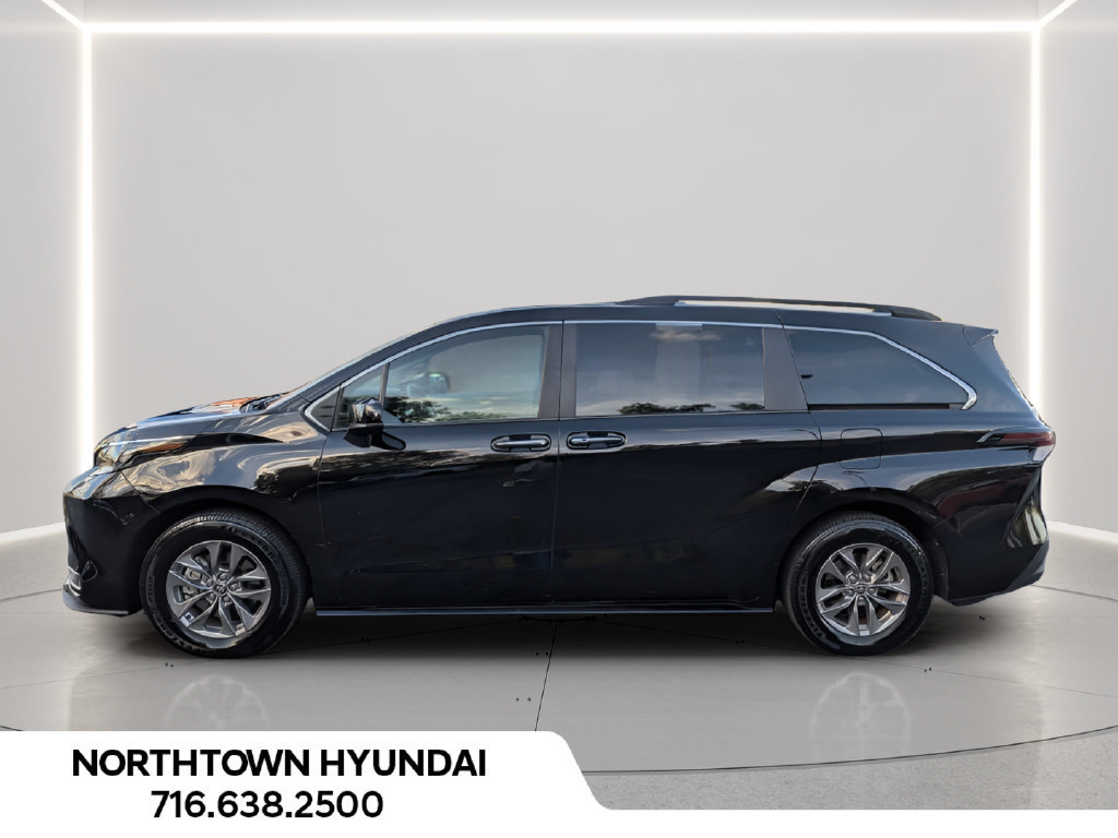 Used 2026 Toyota Sienna XLE FWD image 2