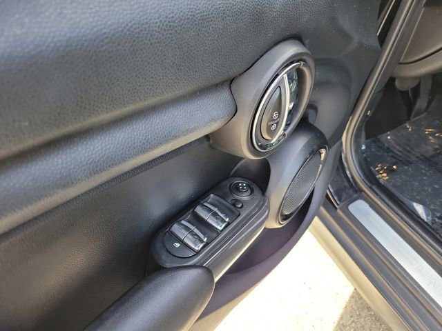 Used 2017 MINI Cooper 4-Door Hardtop image 9