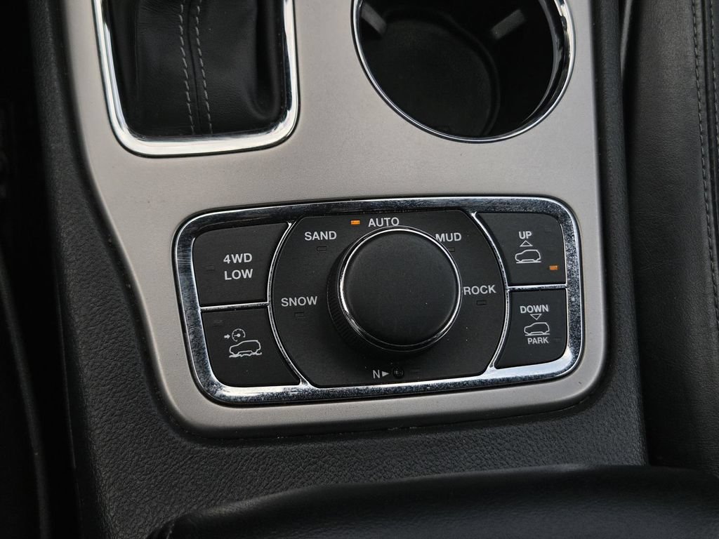 Used 2019 Jeep Grand Cherokee Overland AWD/4WD image 25