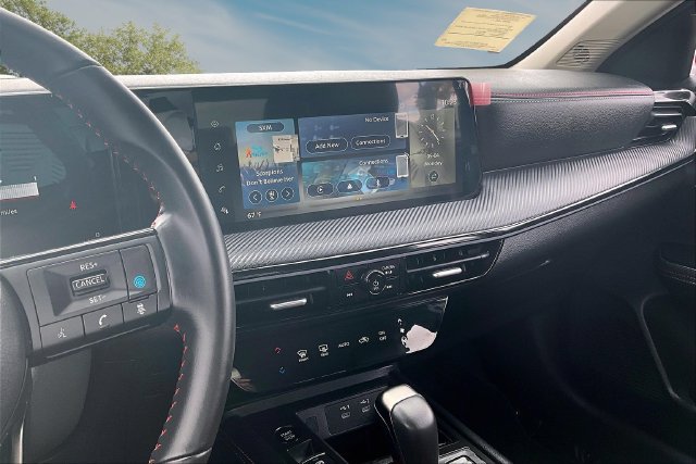 Certified 2025 Nissan Kicks SR FWD image 9