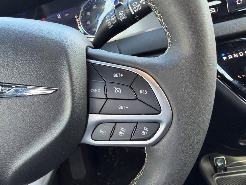 Used 2025 Chrysler Pacifica Select FWD image 15
