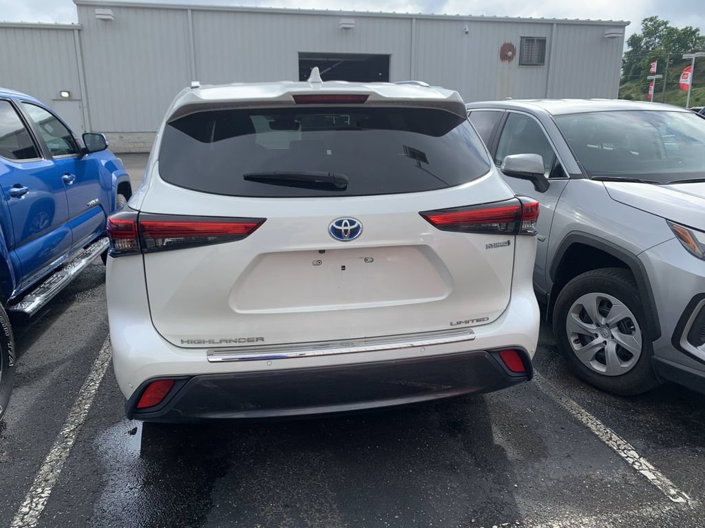 Used 2020 Toyota Highlander XLE AWD/4WD image 3
