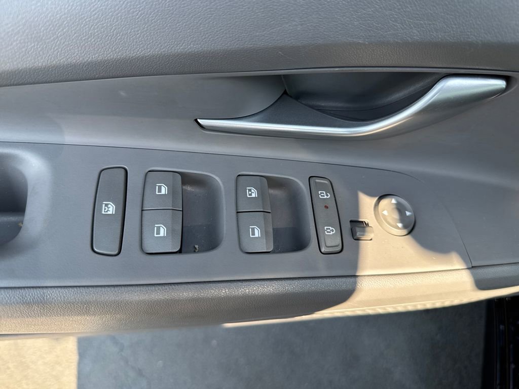 Used 2025 Hyundai Elantra SEL image 11