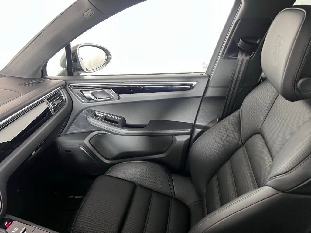 Certified 2026 Porsche Macan Turbo AWD/4WD image 22