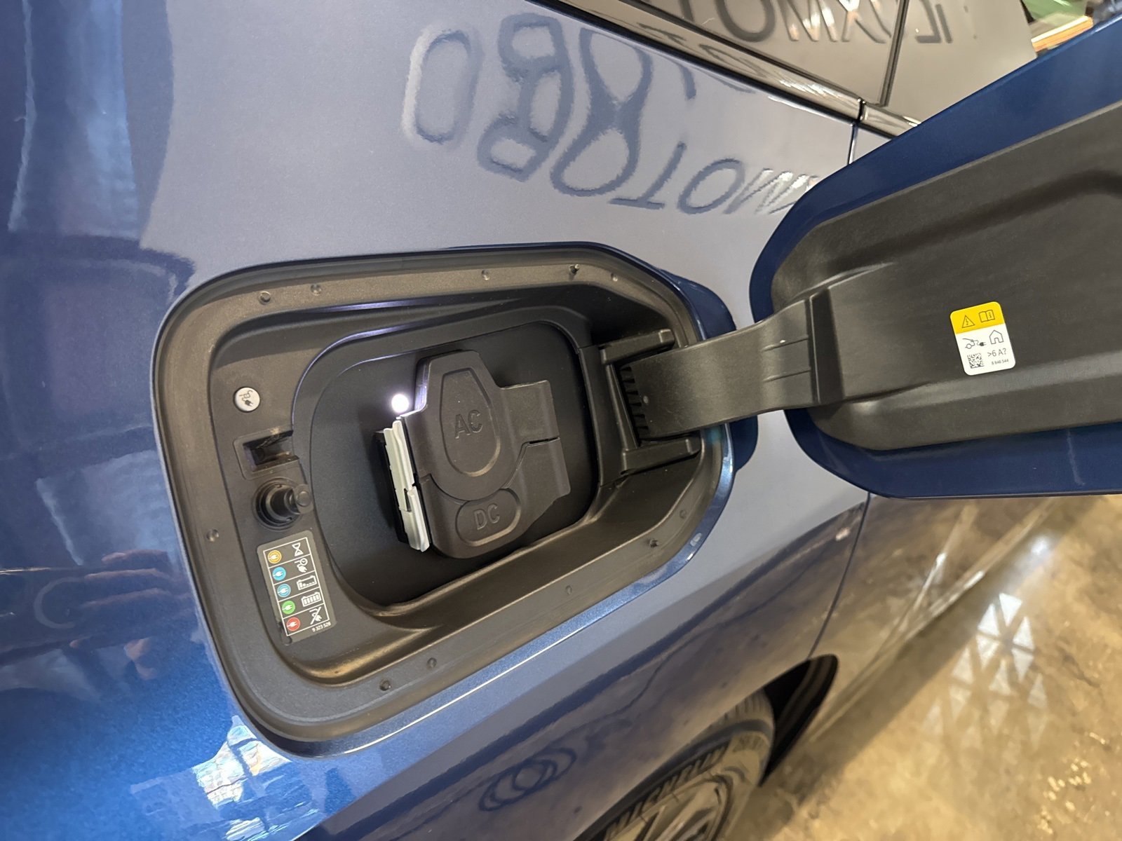 Used 2025 BMW iX xDrive50 w/ Premium Package image 25