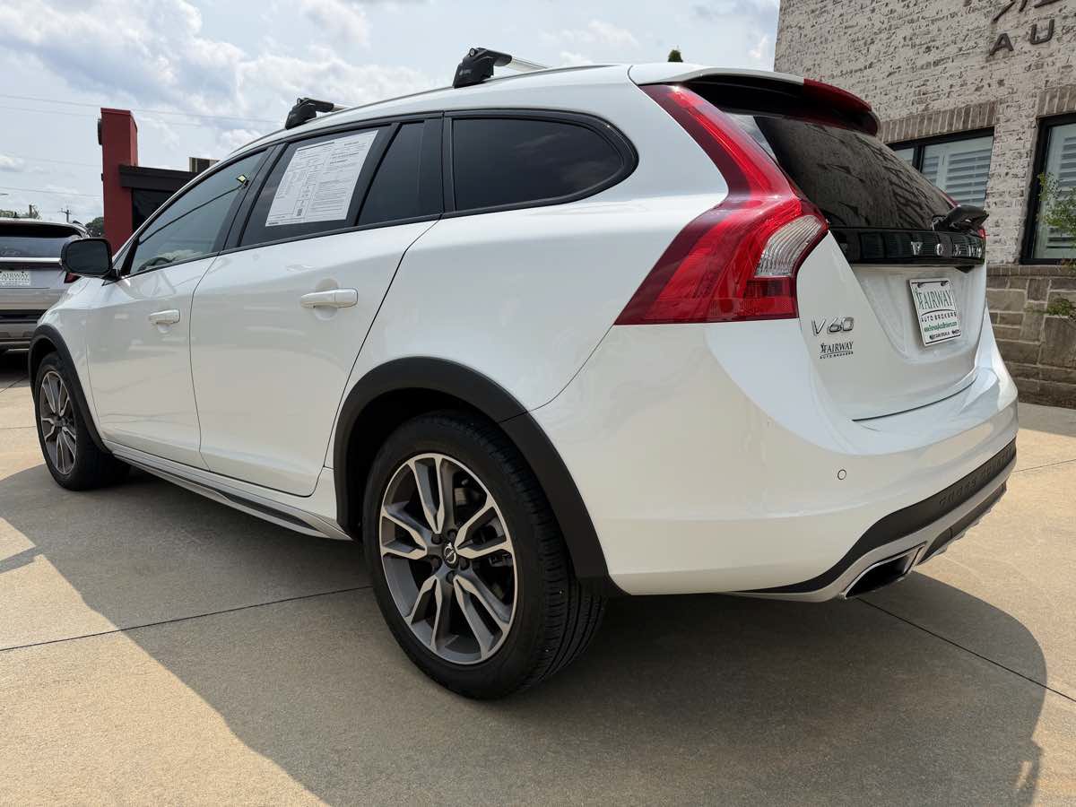 Used 2018 Volvo V60 T5 Cross Country AWD/4WD image 9