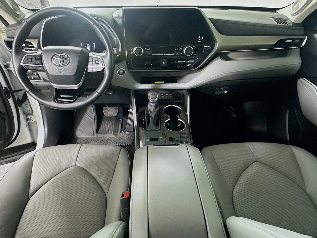 Used 2024 Toyota Highlander Limited image 17